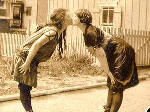 Bologna: incontro lesbico su Dorothy Porter - two young ladies kissing - Gay.it Archivio