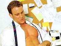 UOMINI, ALCOL E SIGARETTE - ufficio - Gay.it Archivio