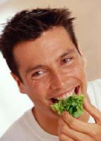 ULTIMI RITOCCHI ALLA DIETA - uomo mangia - Gay.it Archivio