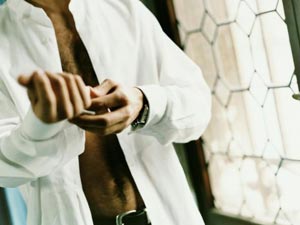 IL BANCARIO MESSO A NUDO - vestirsi - Gay.it Archivio