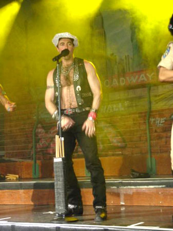 VILLAGE PEOPLE: VI DIVERTIREMO! - village live03 - Gay.it Archivio