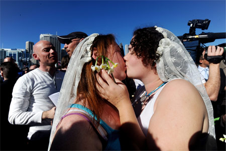 Le nozze gay compiono 10 anni: prima ad approvarle l'Olanda - 10anni nozze olandaf1 - Gay.it Archivio