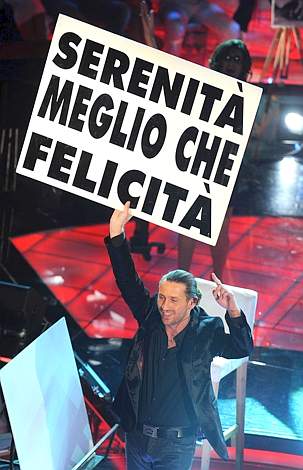 Povia si presenta sul palco con coppia di sposi - 16 - Gay.it Archivio