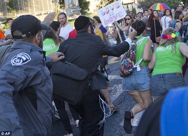 Morta la sedicenne accoltellata al gay pride di Gerusalemme - 2AF812D400000578 3183032 Yishai Shlissel brandishing a knife runs towards one of the peop a 14 1438535612175 - Gay.it Archivio