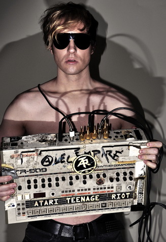 Lunedì elettro punk all'Atlantico e al Salone delle Fontane - AlecEmpire - Gay.it Archivio
