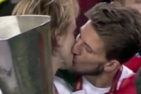 Vincono l'Europa League: calciatori si baciano sul campo [VIDEO] - BACIO RAKITIC CARRICO calcio sport - Gay.it Archivio