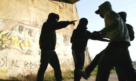 Bari: lo costringono a scrivere "sono gay" e lo rapiscono - BULLISMO BARI1 - Gay.it Archivio