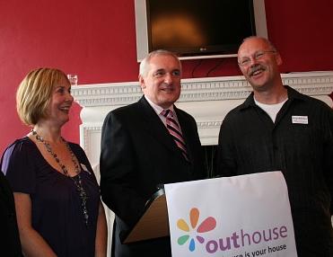 Irlanda: il premier s’impegna su uguaglianza per coppie gay - Bertie Ahern Outhouse - Gay.it Archivio