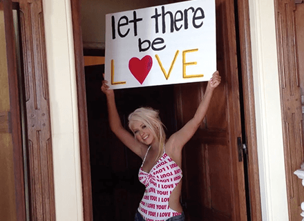 "Let There Be Love": Christina Aguilera e il video coi fan gay - ChristinaAguileraLetThereBeLoveBASE - Gay.it Archivio