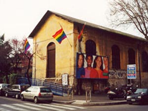 Roma: muri imbrattati contro i “gay subumani” - Circolo mariomieli - Gay.it Archivio