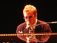 Elton John è ancora un Rocket Man - EltonJohnLuccaBASE - Gay.it Archivio