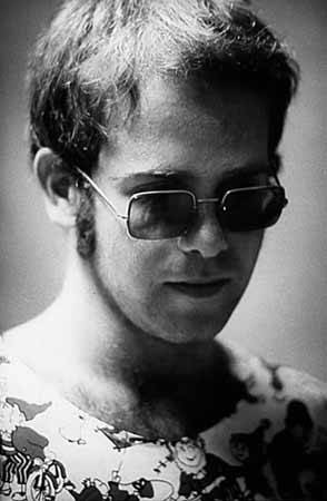 Internet contro l'arte? Elton John contro tutti. - EltonNoInternetF2 - Gay.it Archivio