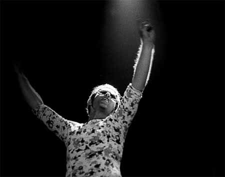 Internet contro l'arte? Elton John contro tutti. - EltonNoInternetF3 - Gay.it Archivio