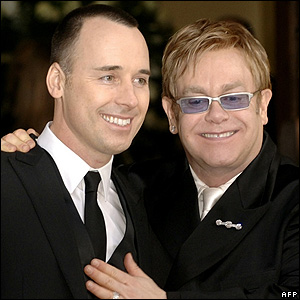 Adozione difficile per John, spunta la madre del bambino - Eltonlev - Gay.it Archivio