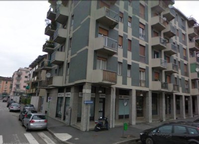 Lancio di sassi e bottiglie di vetro davanti a locali gay - F1lancio - Gay.it Archivio