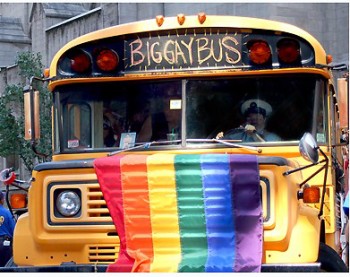 “Uguali”... Milano c’è! - F1ugualiBus - Gay.it Archivio