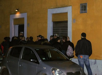 Lancio di sassi e bottiglie di vetro davanti a locali gay - F2lancio - Gay.it Archivio