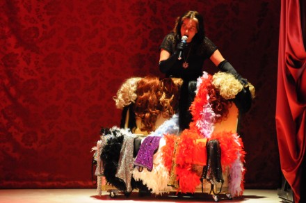 Vanno in scena le puttane - F3pulle - Gay.it Archivio