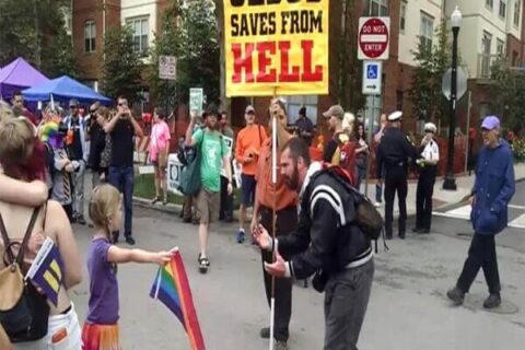 Bambina affronta un predicatore omofobo a colpi di "rainbow flag" - GirlHomophobePreacher large - Gay.it Archivio