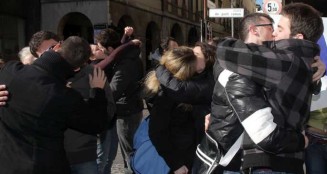 Tanti Baci... contro l'intolleranza - HOMEkissingcross - Gay.it Archivio