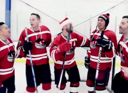 La squadra gay di hockey canta il classico natalizio - Hockey gay - Gay.it Archivio