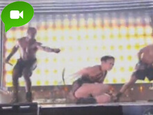 Video: clamoroso tonfo di Jennifer Lopez sul palco degli AMA - J lo cade1BASE - Gay.it Archivio