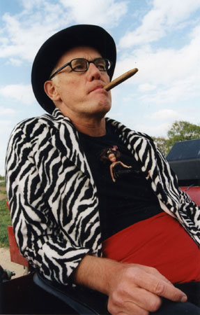 UN TRAVESTITO IN MEZZO AI CAMPI - John PetersonF4 - Gay.it Archivio