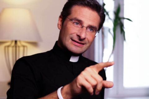 Storico coming out nella Chiesa. Il Vaticano: lasci gli incarichi - Krzysztof Olaf Charamsa base 2 - Gay.it Archivio