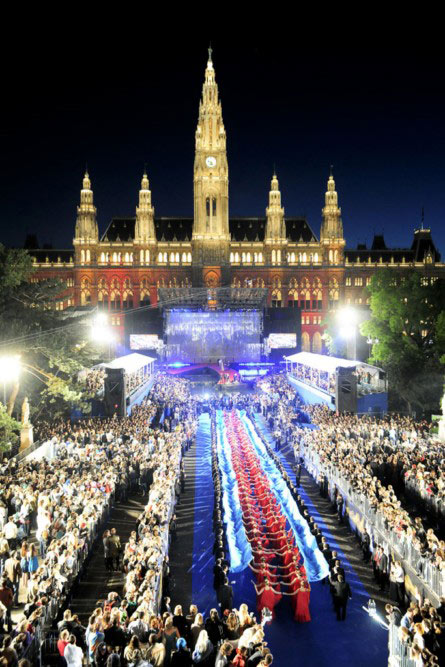 Vinci il gran ballo di Vienna contro l'Hiv - Lifeballair1 - Gay.it Archivio