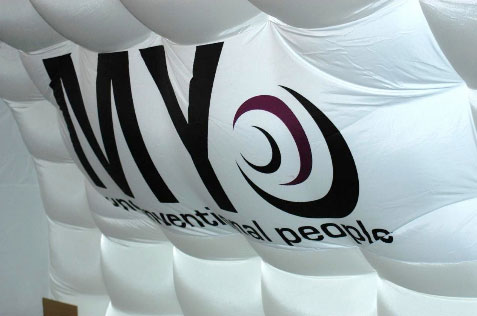 Nasce l'Unconventional e rivoluziona la comunicazione - MYunconventionalred2 - Gay.it Archivio
