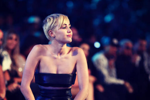Mtv Video Music Awards: Miley Cyrus emoziona il pubblico così [VIDEO] - Miley Cyrus MTV music award senzatetto BS - Gay.it Archivio