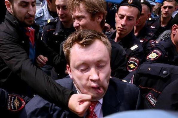 Un altro atleta russo si schiera con Putin: "E' il nostro Paese" - Nikolai Alekseev being punched - Gay.it Archivio