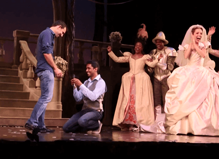 Emozionante proposta di matrimonio sul palco del musical di Broadway - PropostaMatrimonioMusicalBASE - Gay.it Archivio