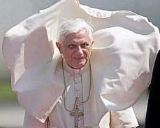 Spagna: nozze gay durante la visita di Ratzinger - Ratzinger2 1 - Gay.it Archivio
