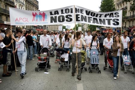Via libera in Svizzera all'adozione del figlio del partner - adozioni svizzeraF1 - Gay.it Archivio
