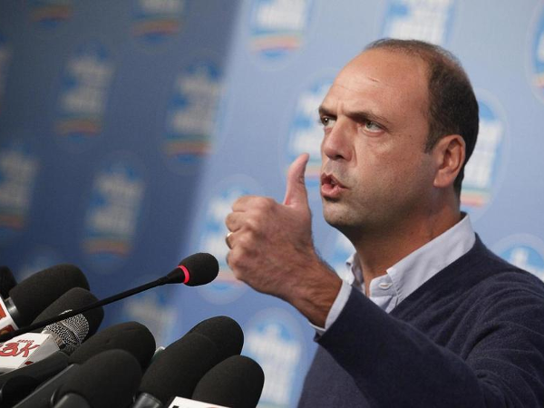 Treviso: scritte omofobe contro l'assessora alla Scuola - alfano circolare - Gay.it Archivio
