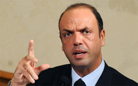 Alfano a Palermo: "Non sono omofobo, ma niente mutui alle coppie gay" - alfano palermo2 - Gay.it Archivio
