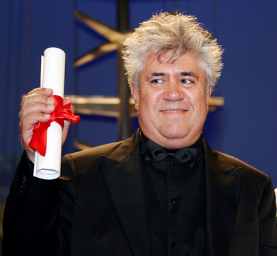 KEN IL ROSSO BATTE 'PALMODOVAR' - almodovarF2 - Gay.it Archivio