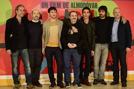 Almodóvar presenta a Madrid il suo aereo folle - amanti passeggeriF2 - Gay.it Archivio