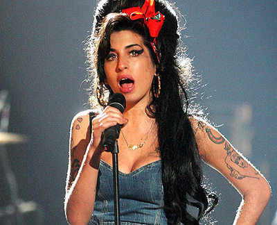 Muore Amy Winehouse. Cocktail di farmaci e alcol - amymorta1 - Gay.it Archivio