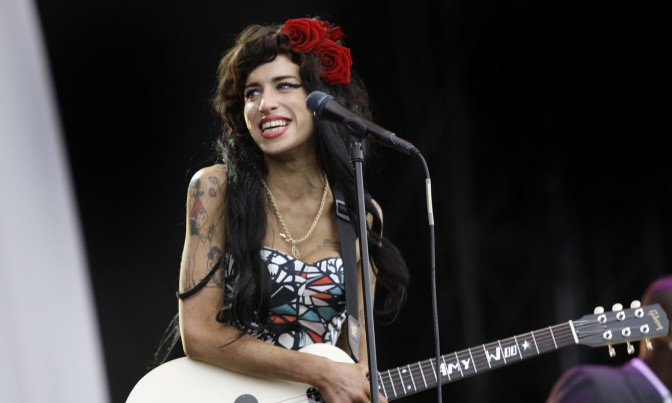 Muore Amy Winehouse. Cocktail di farmaci e alcol - amymorta3 - Gay.it Archivio