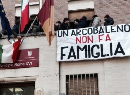 Assalto al municipio di Roma mentre votava per issare la bandiera gay - arcobaleno famiglia 1 1 - Gay.it Archivio