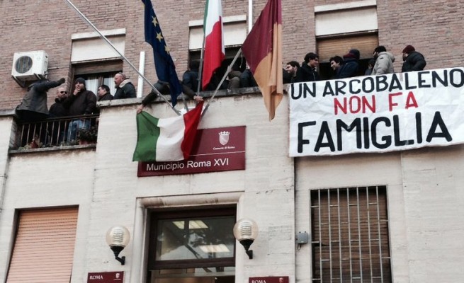 Assalto al municipio di Roma mentre votava per issare la bandiera gay - arcobaleno famiglia - Gay.it Archivio