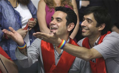Argentina: la Camera approva le nozze e le adozioni gay - argentinacoppiaF2 - Gay.it Archivio