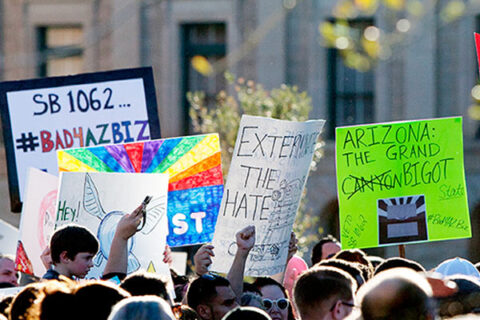 Arizona: lecito rifiutare impiegati e clienti gay per motivi religiosi - arizona legge 1 - Gay.it Archivio