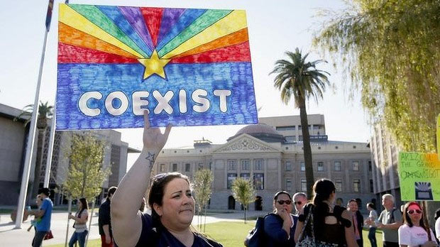 Arizona: lecito rifiutare impiegati e clienti gay per motivi religiosi - arizona legge1 - Gay.it Archivio