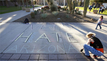 Arizona: lecito rifiutare impiegati e clienti gay per motivi religiosi - arizona legge2 - Gay.it Archivio