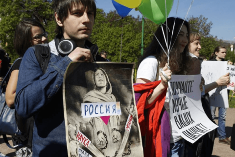 Russia orientale: continuano i controlli sulle associazioni LGBT - ass coming out russia 1 1 - Gay.it Archivio