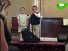 Il bambino predica odio. Standing ovation dei fedeli - babypredicatoreBASE - Gay.it Archivio