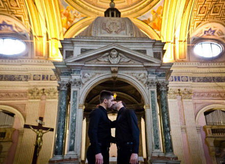 Stop alle foto dei baci gay, il Vicariato di Roma diffida la galleria - baci gay chiese roma1 - Gay.it Archivio